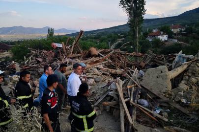 Kerpiç ev çöktü, karı- koca yaralandı
