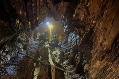 Laos'ta bir mağarada kaybolan iki kişiyi arama çalışmaları geçici olarak durduruldu