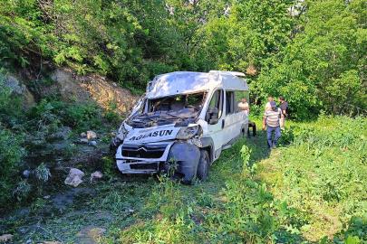 Minibüs şarampole yuvarlandı: 8 yaralı