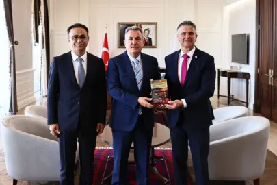 Vali Elban'a İzmir Eğitim Müfettişleri'nden 'Disiplin Soruşturması' kitabı