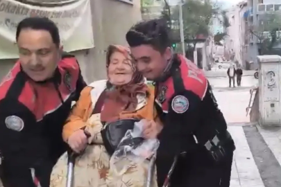 Yürüteciyle zorlanan kadının yardımına yunus polisi yetişti