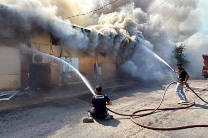 Antalya'da yan yana 4 depoda yangın (2)