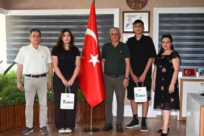 Başkan Topaloğlu, YKS'de derece yapan öğrencileri ağırladı