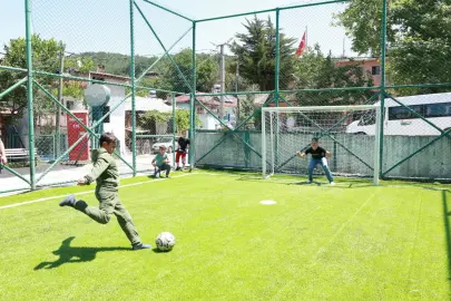 Bursa Osmangazi’de bir halı saha hizmeti daha