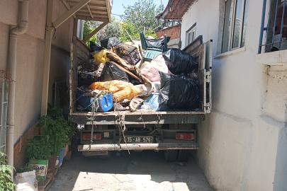 Evden 3 kamyon çöp boşaltıldı