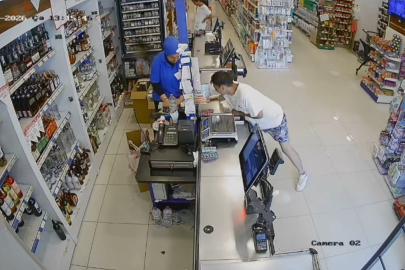 Marketten hırsızlık yapan şüpheli, içinde 10 yaşında çocuğun da bulunduğu otomobili gasbedip kaçtı