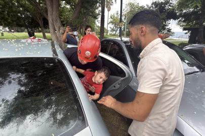 Otomobilde kilitli kalan 1 yaşındaki Firuz'u itfaiye kurtardı