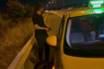 Ticari taksiyle göçmen kaçıran insan tacirleri polisten kaçamadı