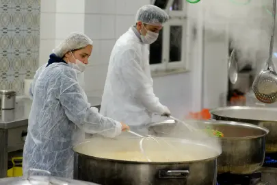 Antalya Muratpaşa her gün 3 çeşit yemekle içleri ısıtıyor