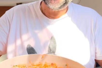 Ata Demirer bulgur pilavı yaptı içine ahtapot kattı 