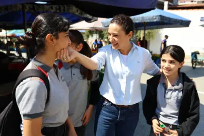 Efes Selçuk'tan öğrenciye destek, yerel esnafa nefes