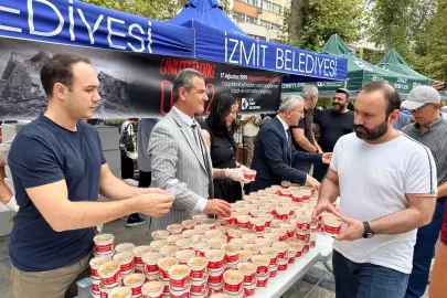İzmit'te deprem hayatını kaybedenler anısına helva dağıtıldı