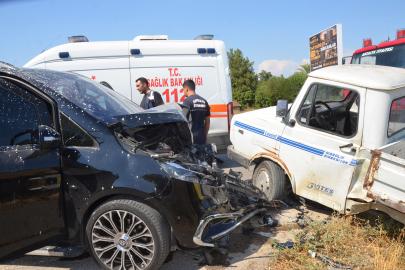 Minibüs ile kamyonet çarpıştı: 1 yaralı