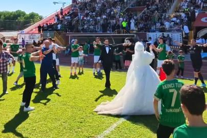 Nikah masasından tribüne geldiler. Gelin ve damat maç sonu sahada çiftetelli oynadı