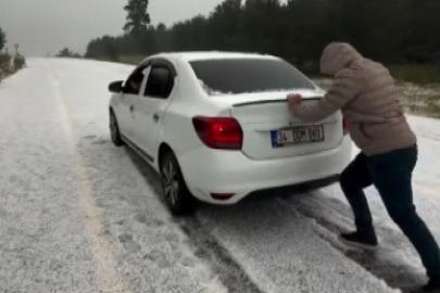 Sarıkamış’a yağan dolu yolları beyaza bürüdü