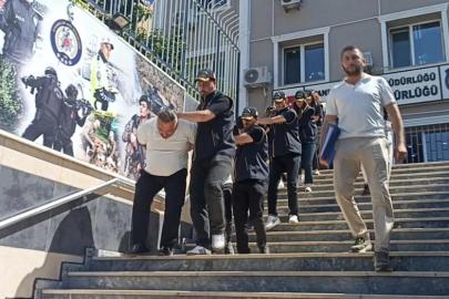 Yazışmalar ortaya çıktı. Hem dolandırmış hem terslemiş