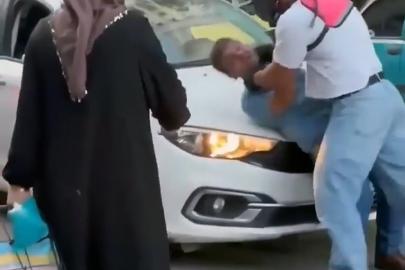 Yol verme tartışmasında motokurye, otomobil sürücüsünü kaputa yatırıp defalarca yumrukladı