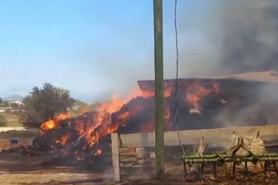 Anız yangınında alevler ağıllara sıçradı; 4 bin saman balyası ile 4 ton fenni gübre yandı
