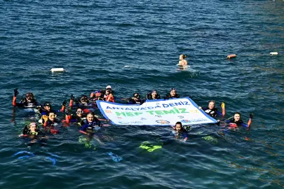 Antalya'da gönüllü dalgıçlardan Muratpaşa'da deniz dibi temizliği