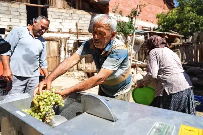 Antalya'da üzüm üreticilerine makine desteği