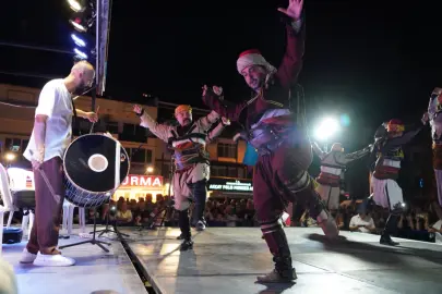Balıkesir Edremit’in kurtuluş coşkusu 100 davulla yankılandı