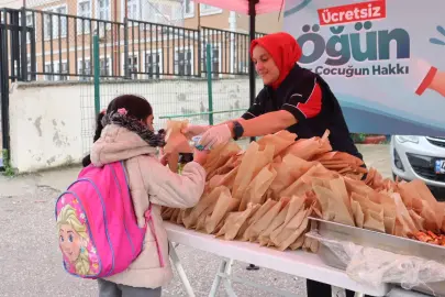 İzmit Belediyesi'nden öğrencilere pizza ve ayran ikramı