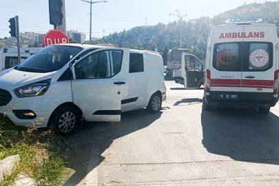 Kamyon kırmızı ışıkta duran minibüse çarptı: 4 yaralı