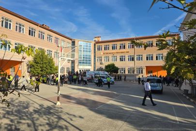 Manisa Turgutlu'da lisenin önünde silahlı saldırı: 3 öğrencinin durumu kritik