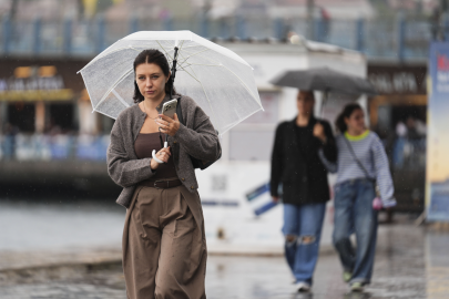 Sıcaklık hızla düşecek, sağanak aralıksız devam edecek. Bugün hava nasıl olacak?