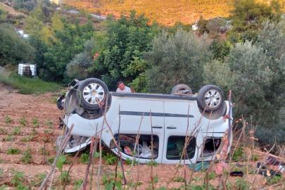 Ticari araç tarlaya uçtu: 2 yaralı